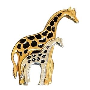 TC Giraffe and Baby Brooch Pin